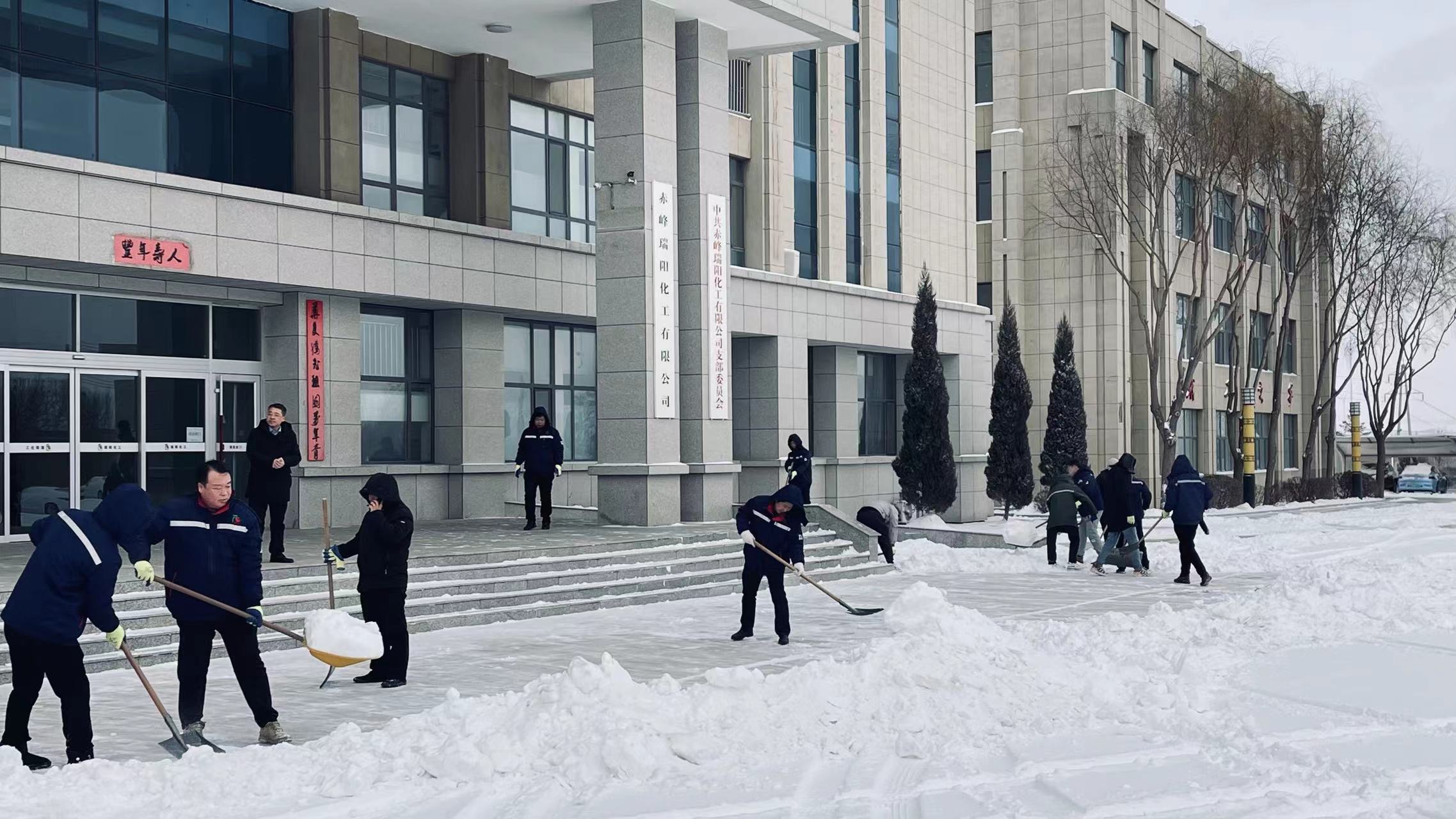 不畏嚴(yán)寒，除雪保安全出行